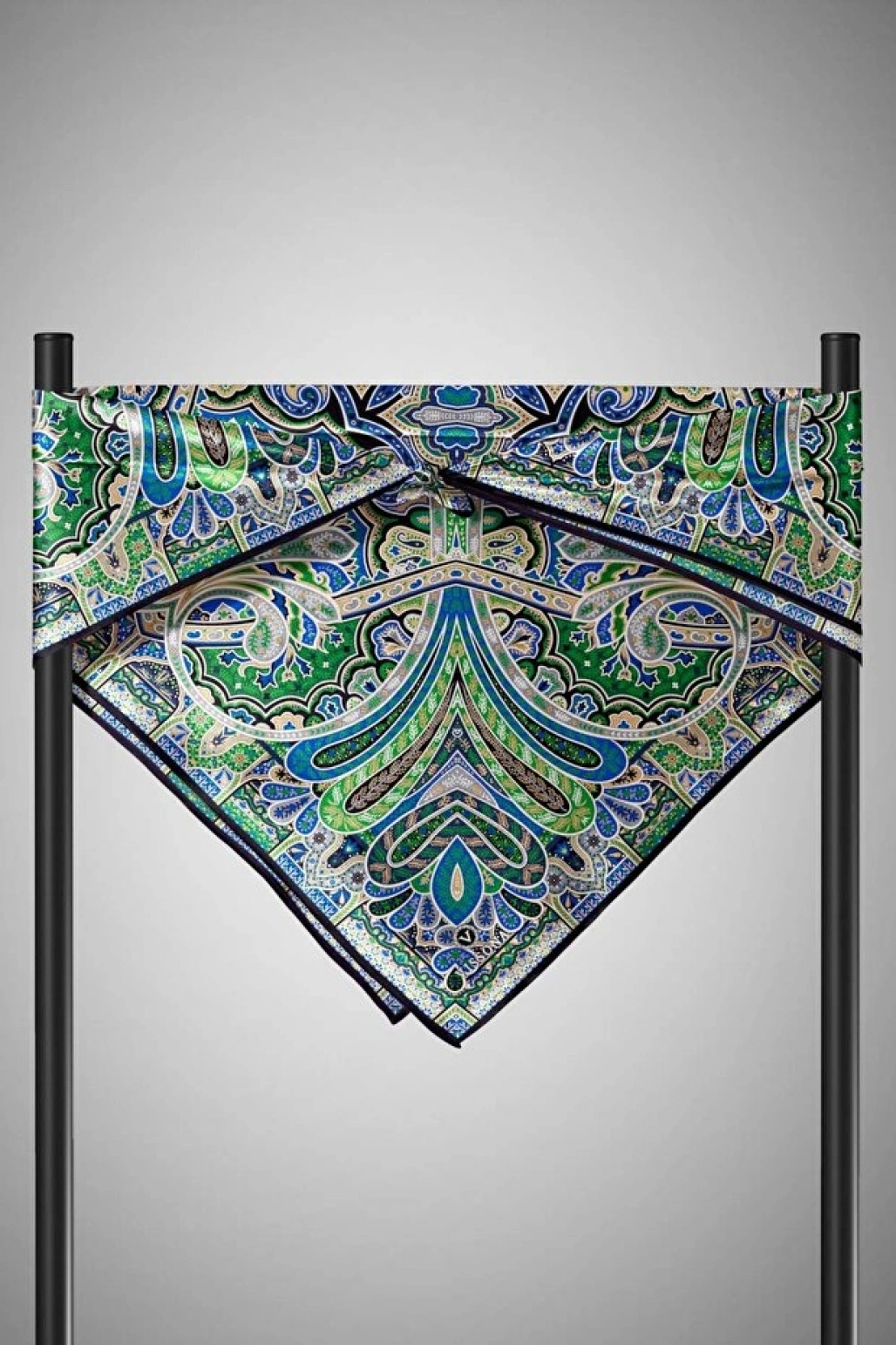 Vissona 100% Twill İpek Etnik Desenli Saks - Zümrüt Yeşili Renkli 90x90 Dikim Şekli : El Dikişi Eşarp