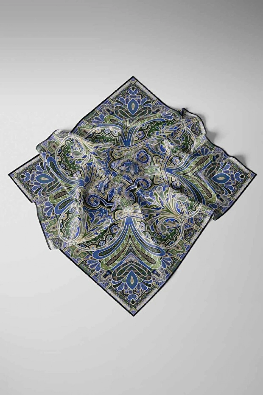 Vissona 100% Twill İpek Etnik Desenli Saks - Zümrüt Yeşili Renkli 90x90 Dikim Şekli : El Dikişi Eşarp