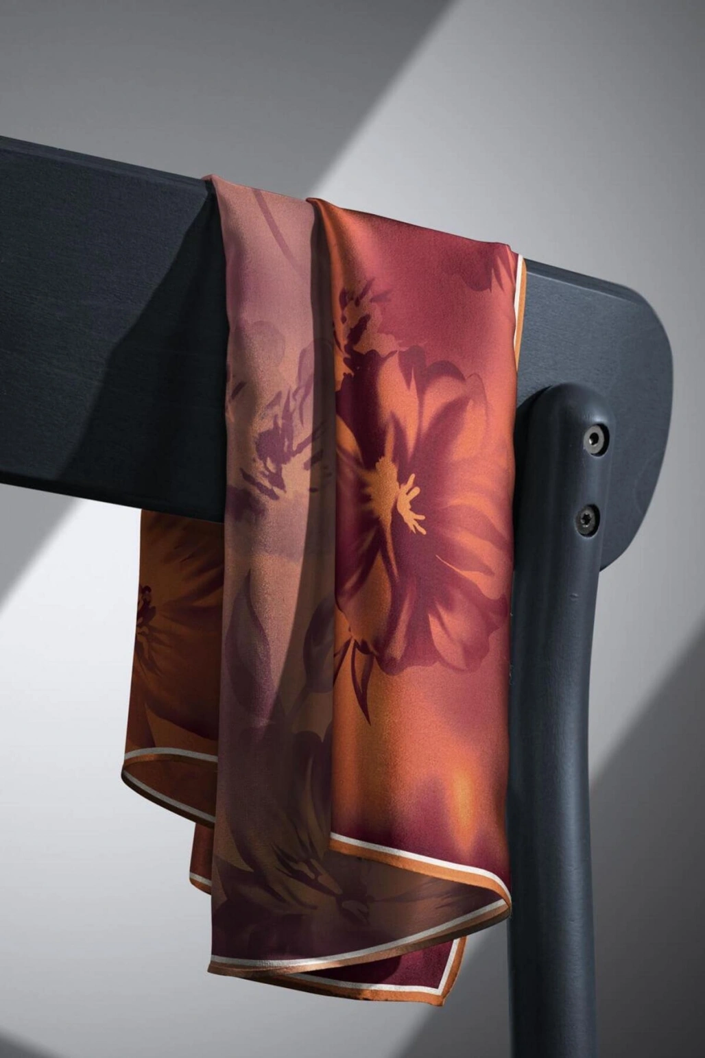 issona 100% Twill İpek Çiçek Desenli Taba Renkli 90x90 Dikim Şekli : El Dikişi Eşarp