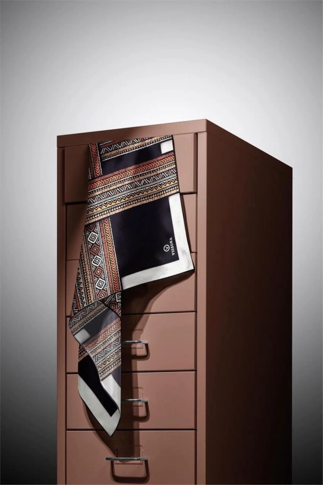 Vissona %100 Twill İpek Etnik Desenli Siyah - Taba Renkli 90x90 Eşarp Dikim Şekli : El Dikişi