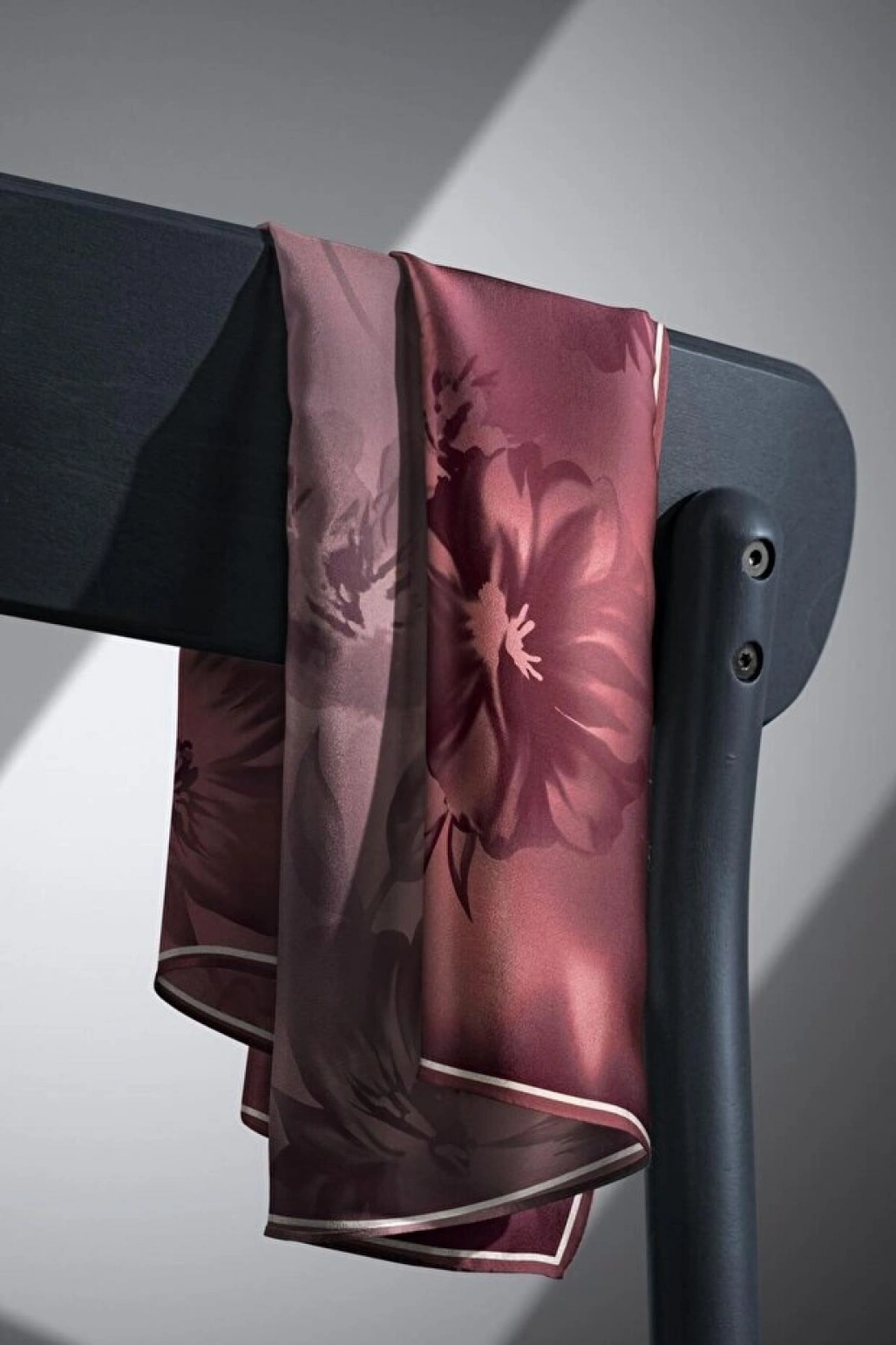 Vissona 100% Twill İpek Çiçek Desenli Gül Kurusu Renkli 90x90 Dikim Şekli : El Dikişi Eşarp