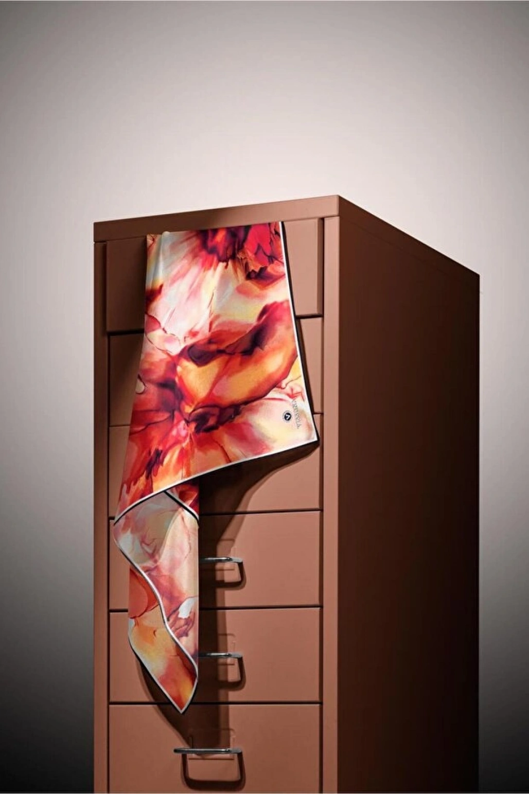 Vissona %100 Twill İpek Batik Çiçek Desenli Hardal - Kırmızı Renkli 90x90 Eşarp Kenar Dikiş Şekli El Dikişli