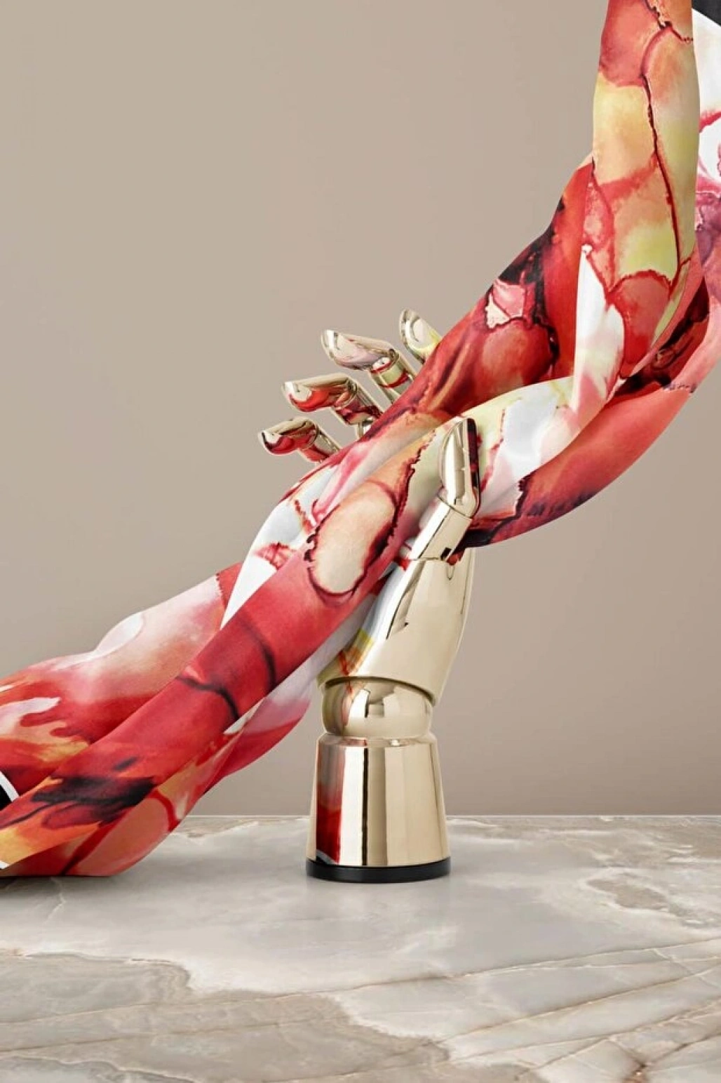 Vissona %100 Twill İpek Batik Çiçek Desenli Hardal - Kırmızı Renkli 90x90 Eşarp Kenar Dikiş Şekli El Dikişli