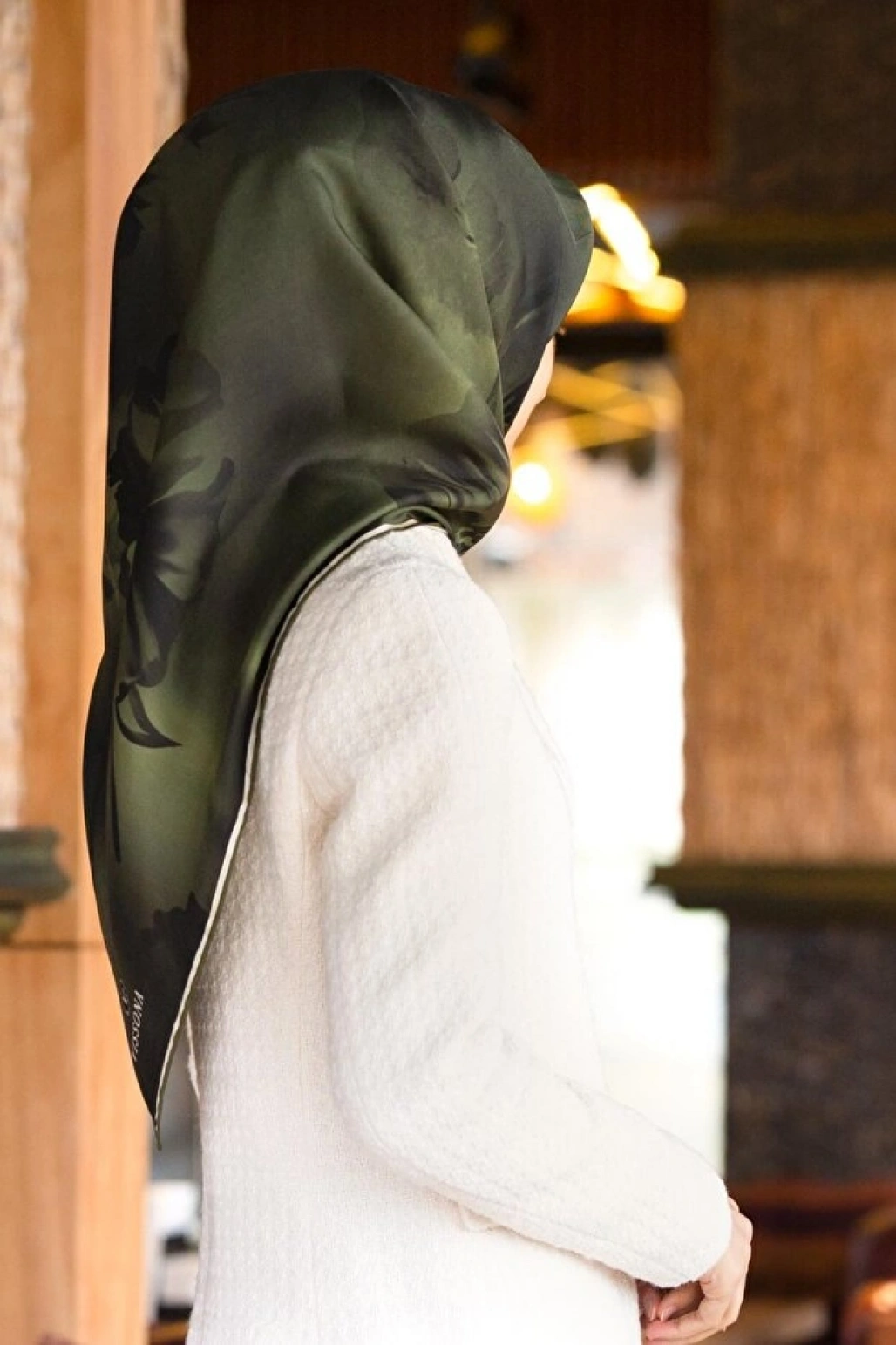 Vissona 100% Twill İpek Çiçek Desenli Haki Renkli 90x90 Dikim Şekli : El Dikişi Eşarp