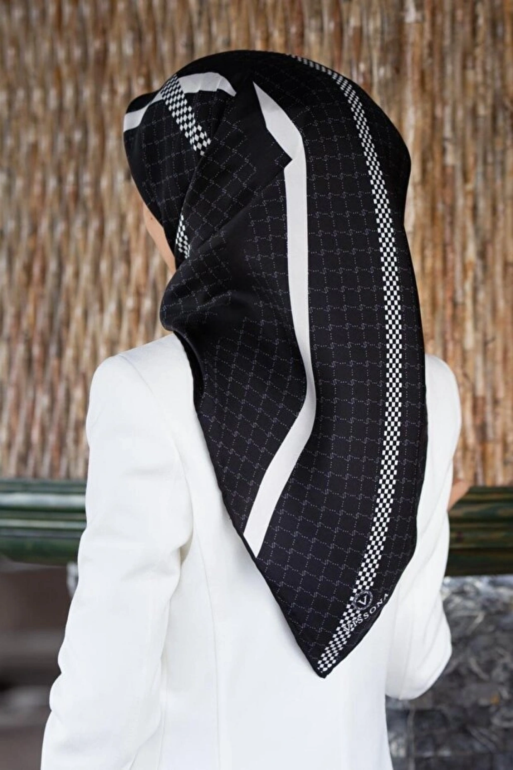 Vissona %100 Twill İpek Monogram Ve Şerit Desenli Siyah - Krem Renkli 90x90 Eşarp Dikim Şekli : El Dikişi