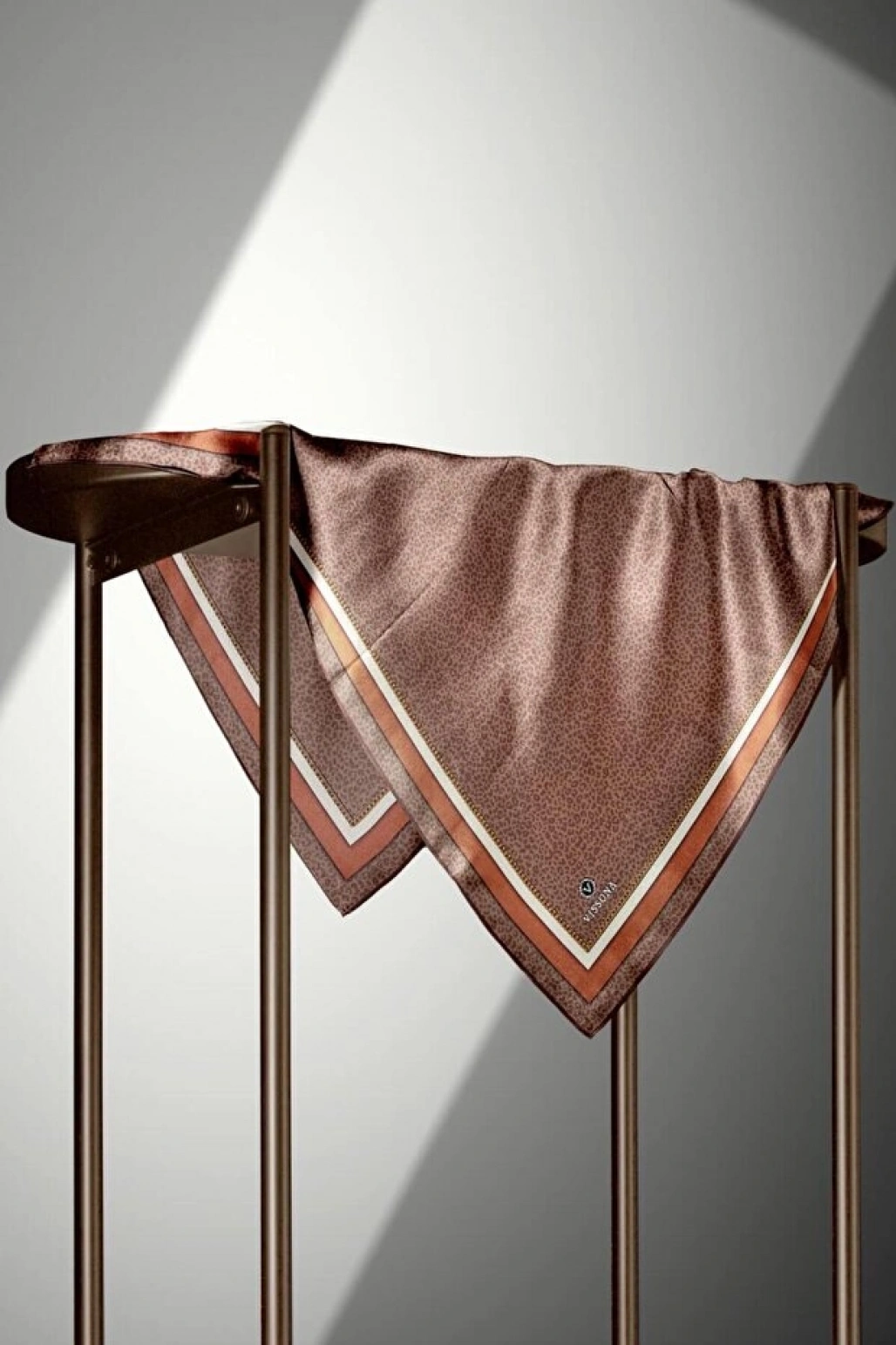 Vissona %100 Twill İpek Leopar Desenli Vizon Renkli 90x90 Eşarp Dikim Şekli : El Dikişi