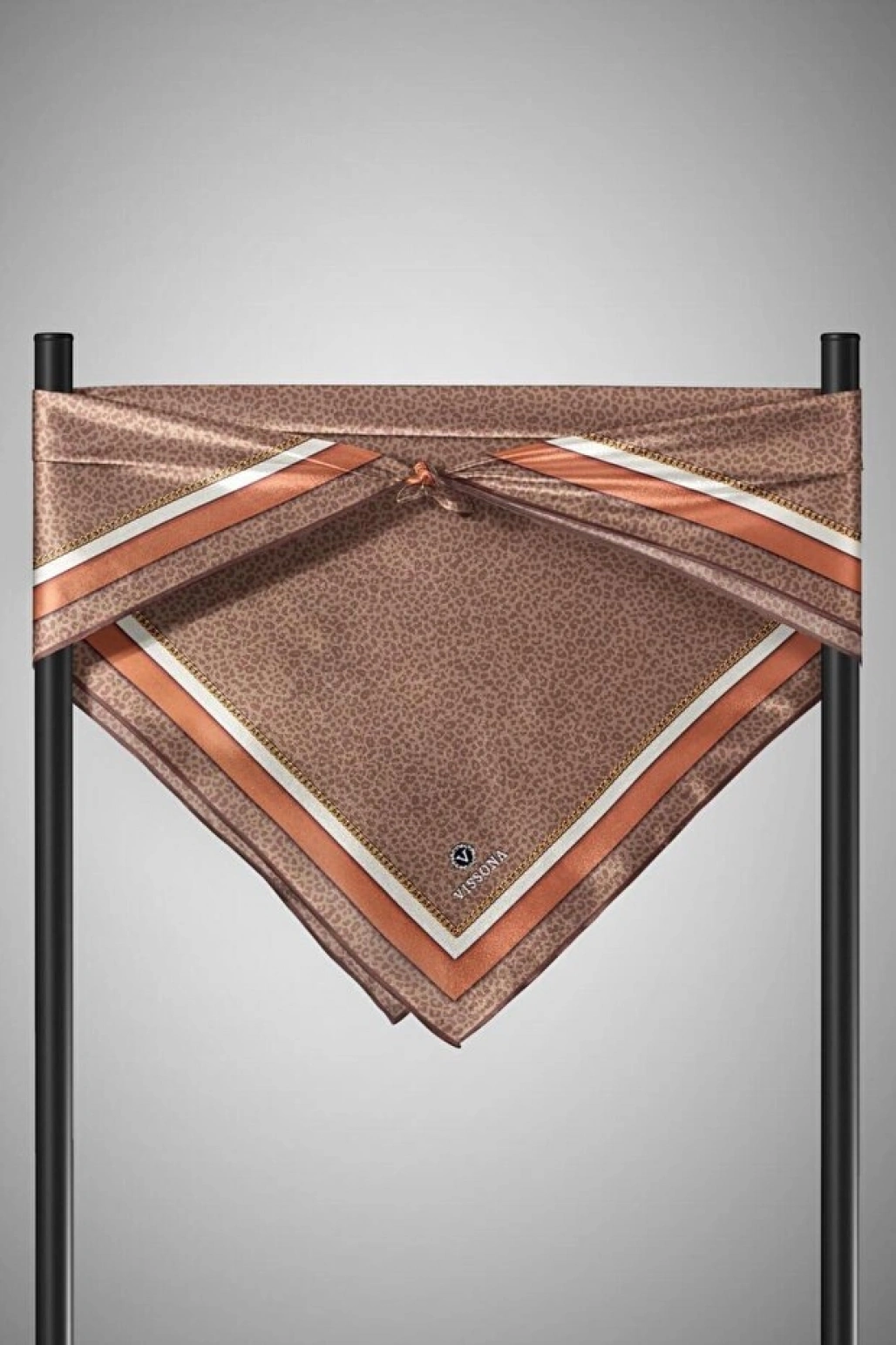 Vissona %100 Twill İpek Leopar Desenli Vizon Renkli 90x90 Eşarp Dikim Şekli : El Dikişi