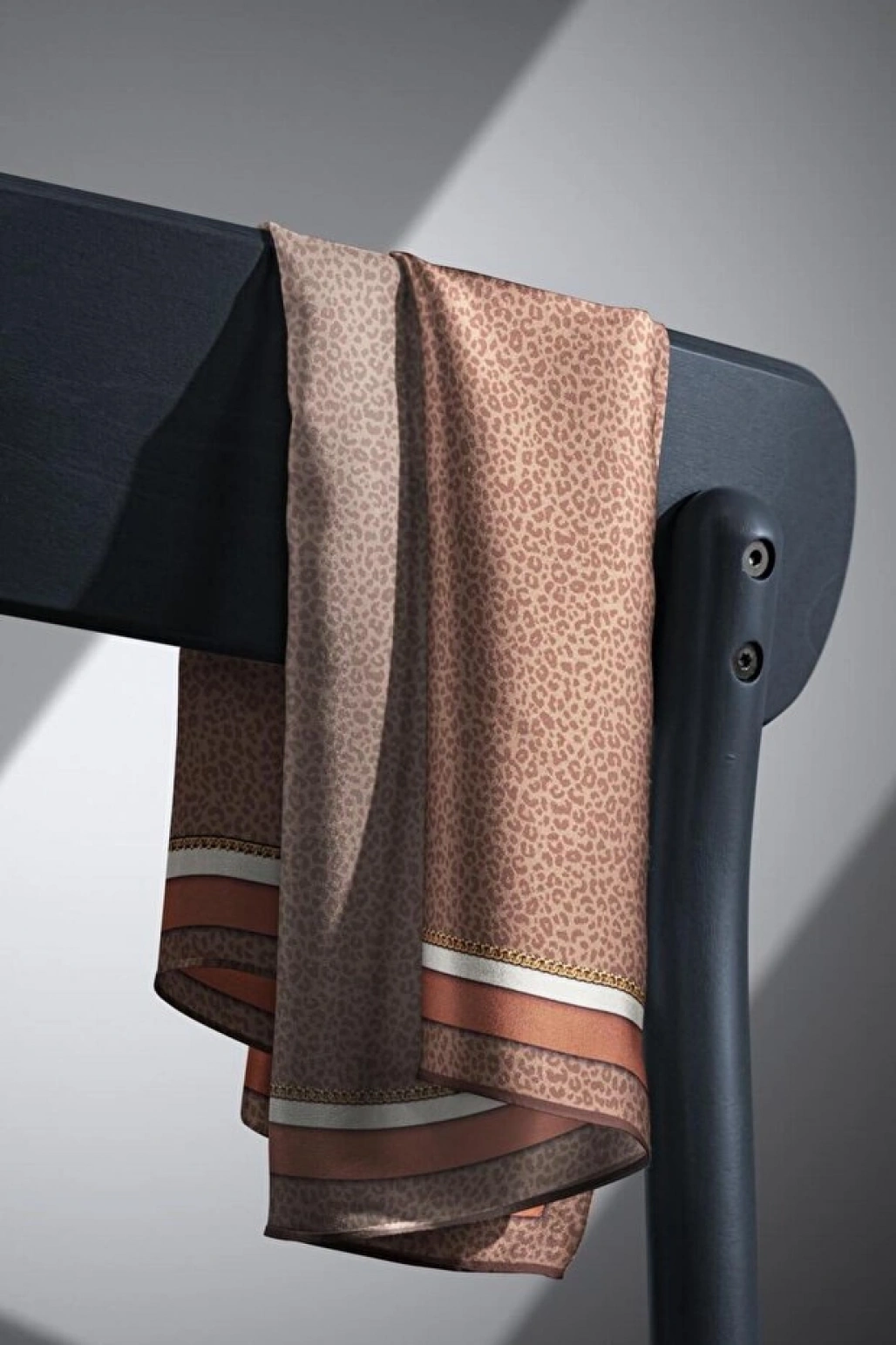 Vissona %100 Twill İpek Leopar Desenli Vizon Renkli 90x90 Eşarp Dikim Şekli : El Dikişi