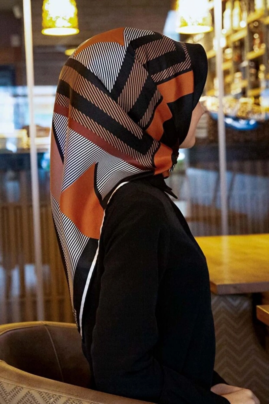 Vissona %100 Twill İpek Geometrik Desenli Taba - Siyah Renkli 90x90 Eşarp Dikim Şekli : El Dikişi