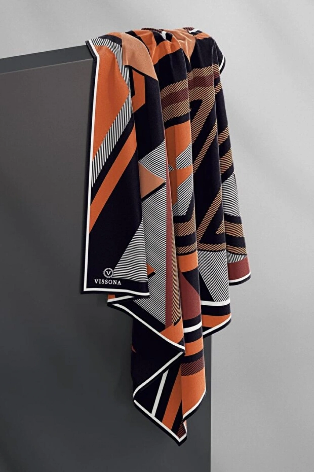 Vissona %100 Twill İpek Geometrik Desenli Taba - Siyah Renkli 90x90 Eşarp Dikim Şekli : El Dikişi