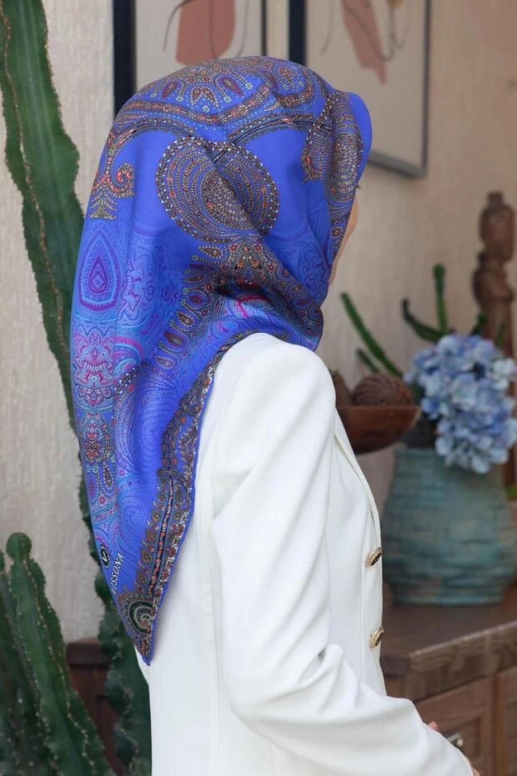 Vissona %100 Twill İpek Şal Desenli Saks Renkli 90x90 Eşarp Dikim Şekli : El Dikişi