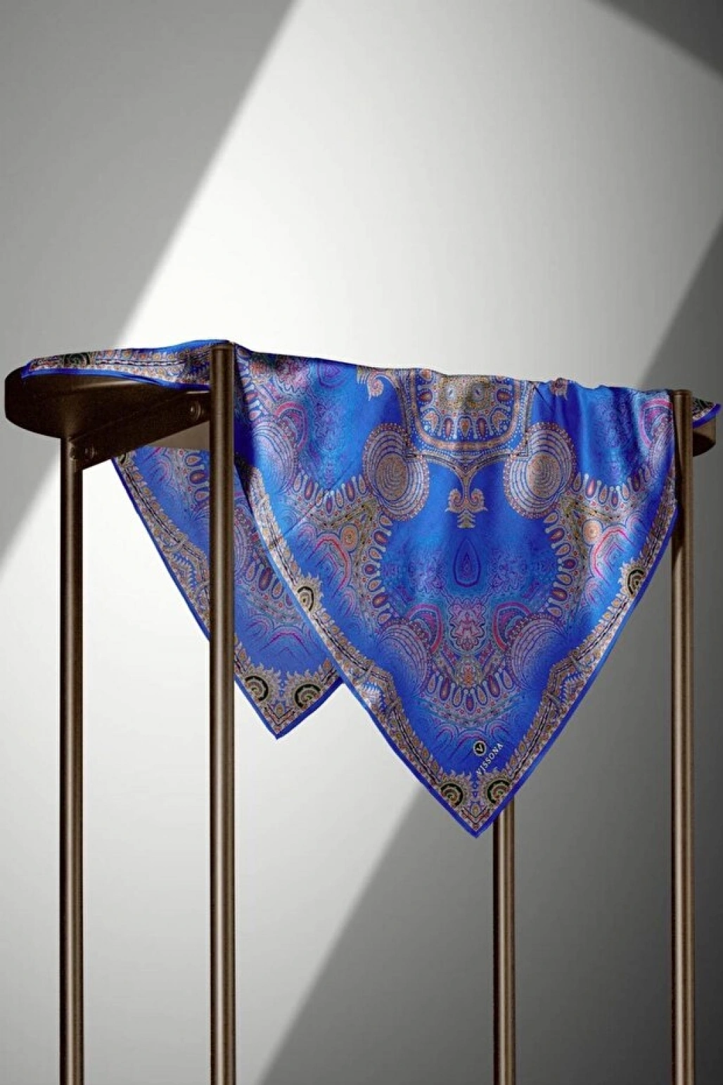 Vissona %100 Twill İpek Şal Desenli Saks Renkli 90x90 Eşarp Dikim Şekli : El Dikişi