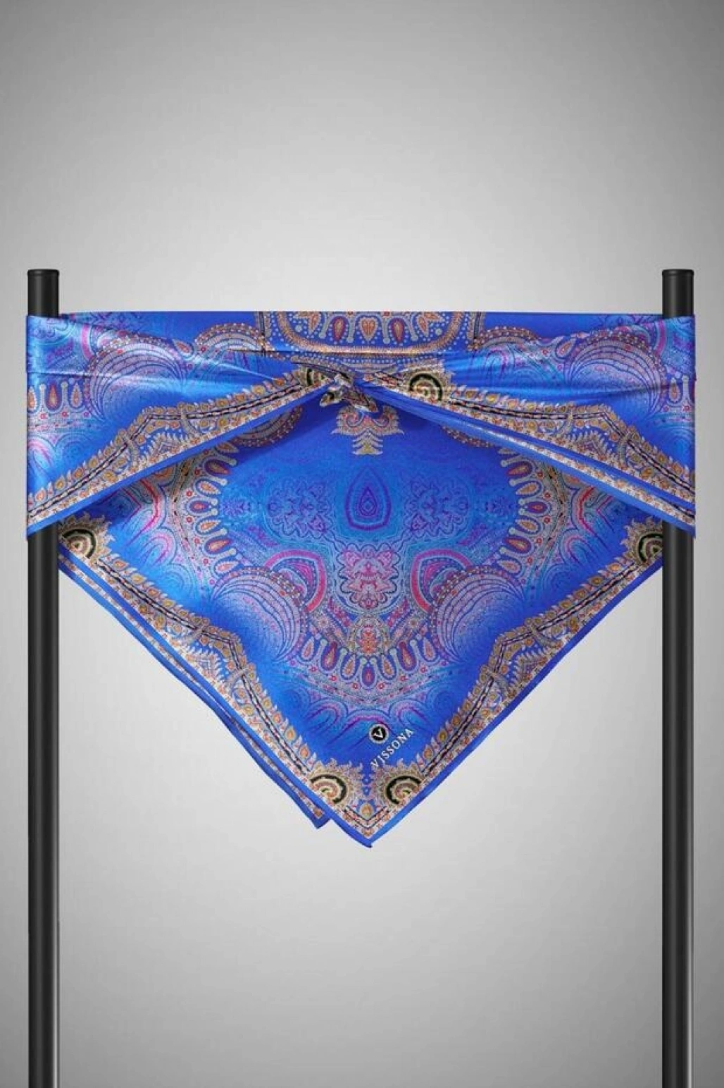 Vissona %100 Twill İpek Şal Desenli Saks Renkli 90x90 Eşarp Dikim Şekli : El Dikişi