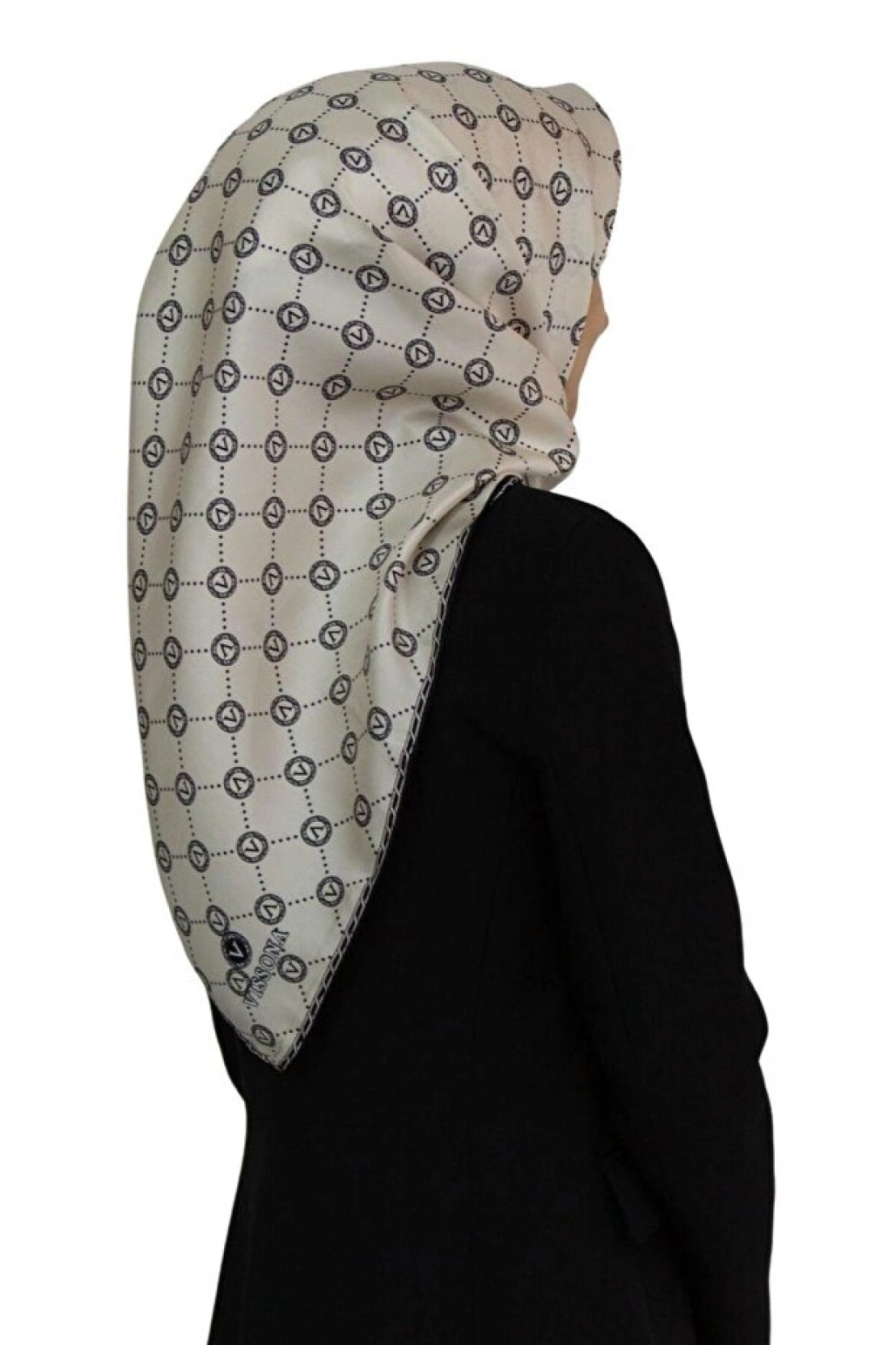 Vissona %100 Twill İpek Monogram Desenli Krem - Siyah Renkli 90x90 Eşarp Dikim Şekli : El Dikişi