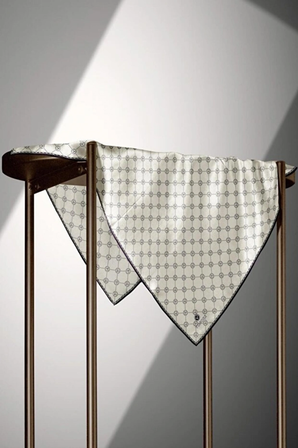 Vissona %100 Twill İpek Monogram Desenli Krem - Siyah Renkli 90x90 Eşarp Dikim Şekli : El Dikişi