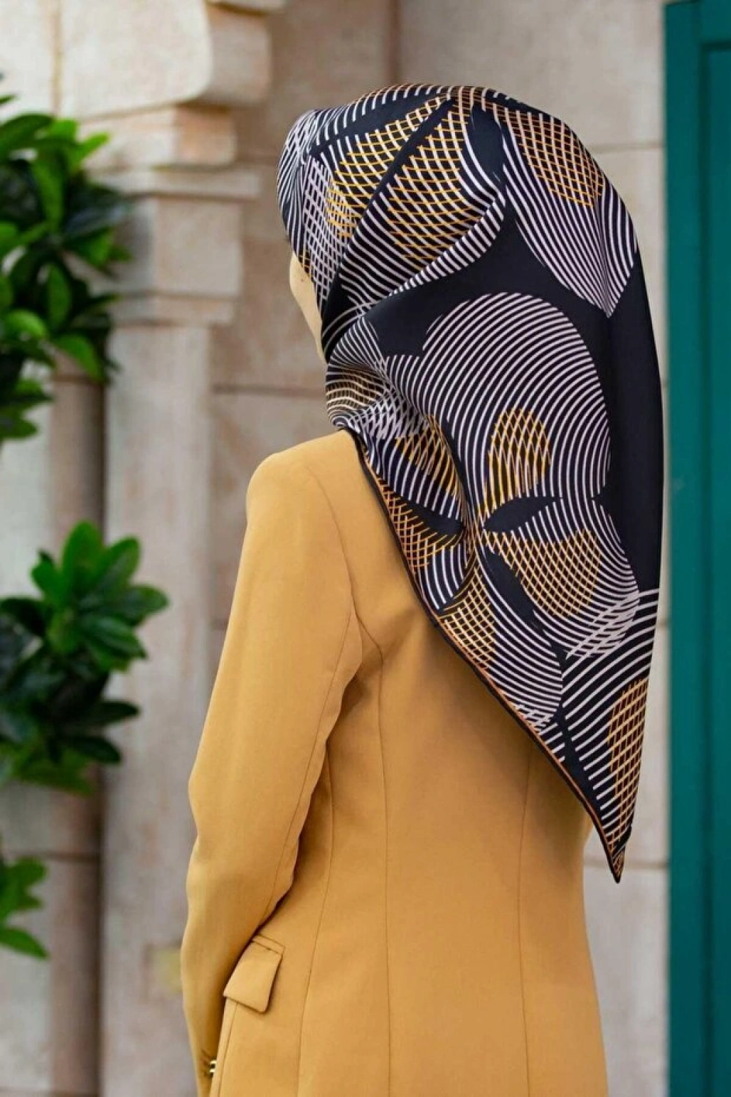 Vissona %100 Twill İpek Çizgili Çiçek Desenli Taba - Siyah Renkli 90x90 Eşarp Dikim Şekli : El Dikişi