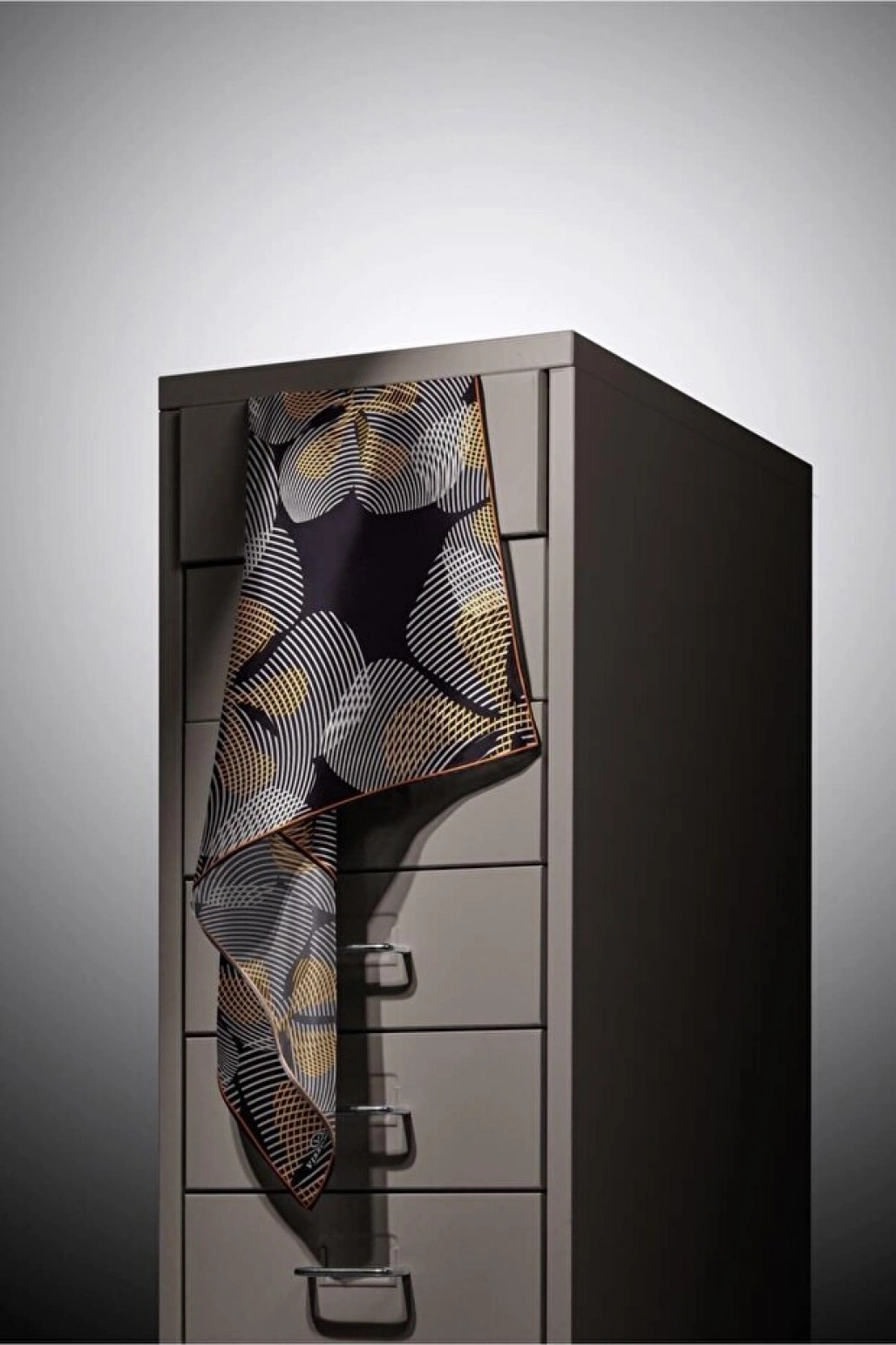 Vissona %100 Twill İpek Çizgili Çiçek Desenli Taba - Siyah Renkli 90x90 Eşarp Dikim Şekli : El Dikişi