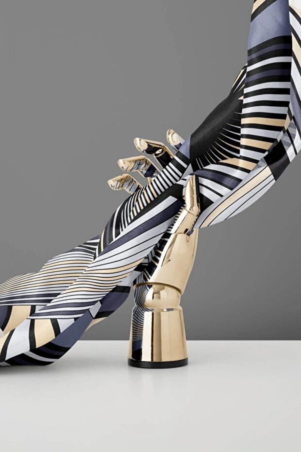 Vissona %100 Twill İpek Okyanus Dalgası Desenli Bej - Gri Renkli 90x90 Eşarp Kenar Dikiş Şekli El Dikişli