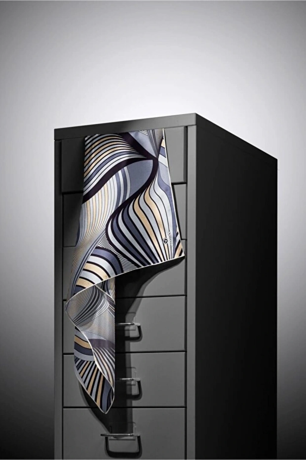 Vissona %100 Twill İpek Okyanus Dalgası Desenli Bej - Gri Renkli 90x90 Eşarp Kenar Dikiş Şekli El Dikişli