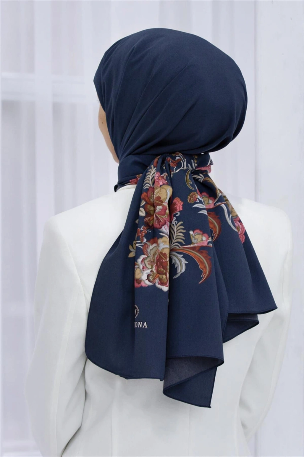 Vissona LÜKS MEDİNE İPEĞİ NAKIŞ ÇİÇEK DESENLİ LACİVERT RENKLİ 75X195 KIRIŞMAZ ŞAL MOSS KREP DİKİŞ TİPİ İTALY