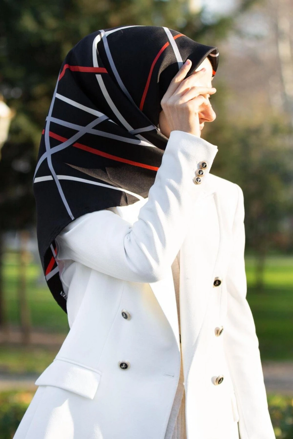 Vissona %100 Twill İpek Çizgili Desenli Siyah - Kırmızı Renkli 90x90 Eşarp Dikim Şekli : El Dikişi