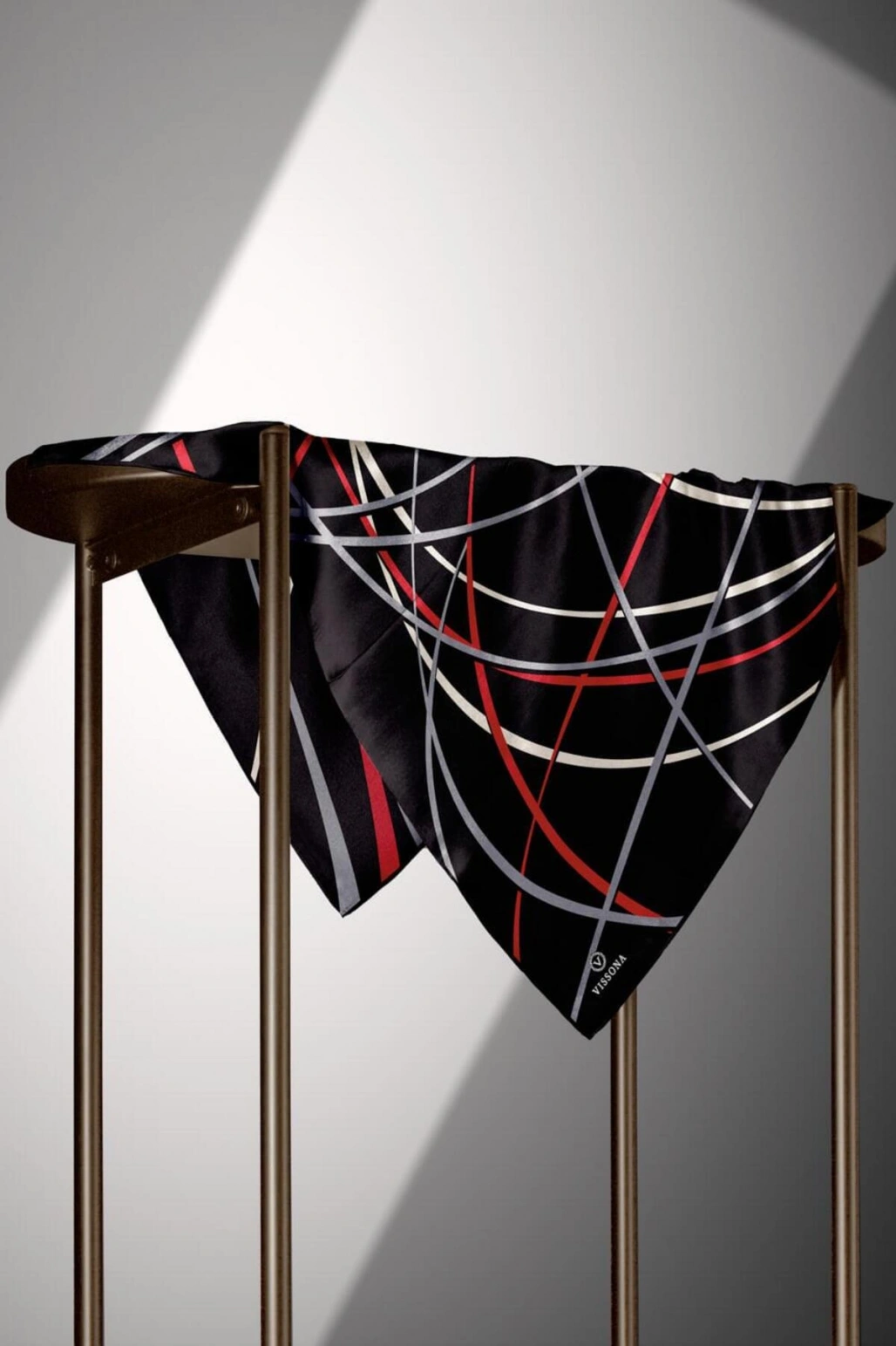 Vissona %100 Twill İpek Çizgili Desenli Siyah - Kırmızı Renkli 90x90 Eşarp Dikim Şekli : El Dikişi