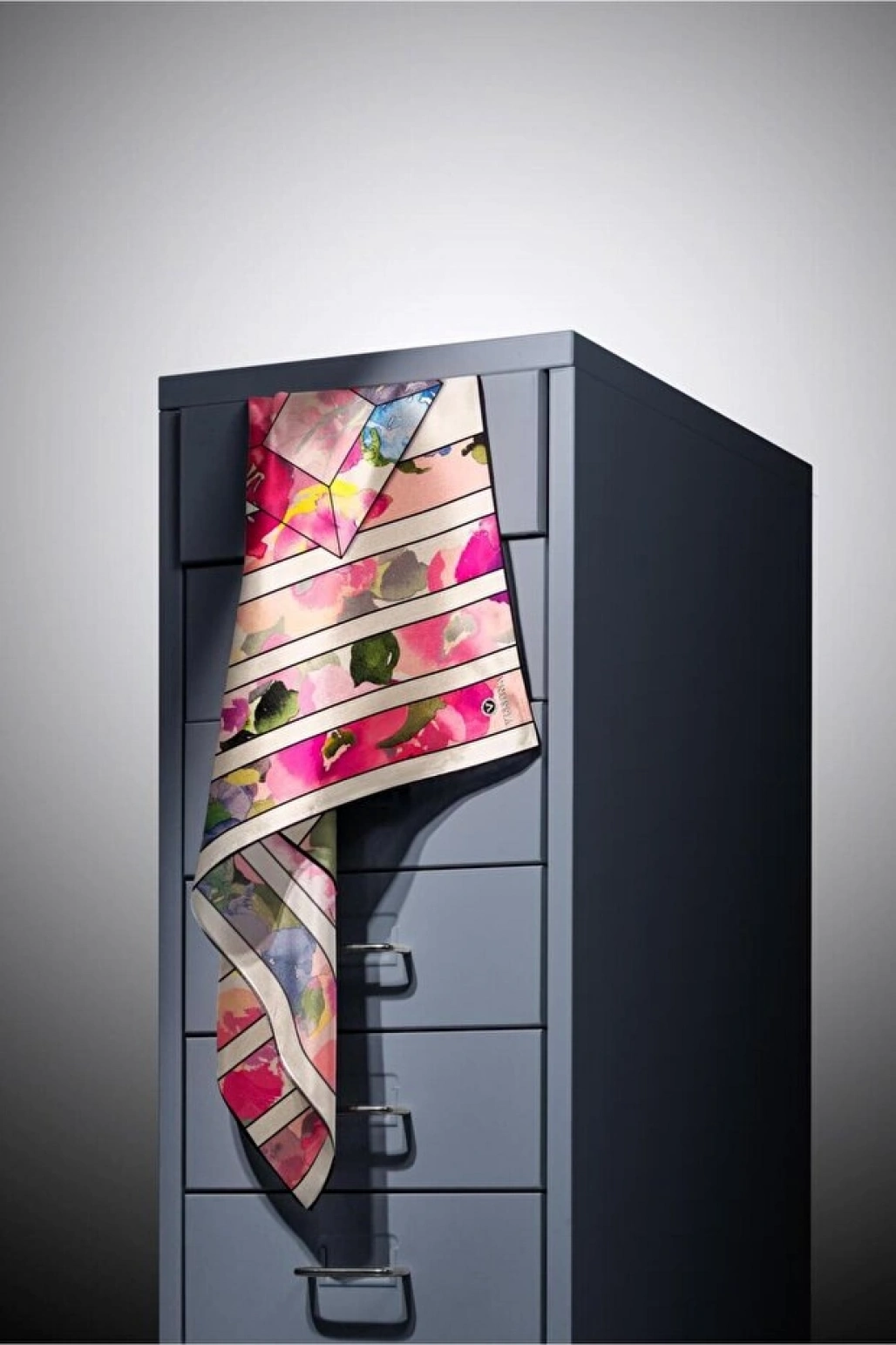 Vissona %100 Twill İpek Bahar Çiçekleri Desenli Mürdüm - Bebe Mavisi Renkli 90x90 Eşarp Kenar Dikiş Şekli El