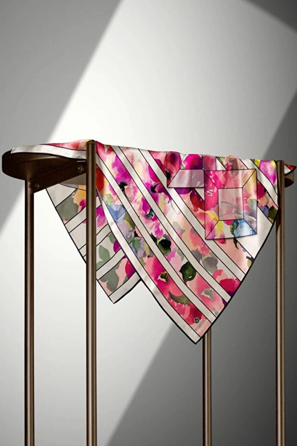 Vissona %100 Twill İpek Bahar Çiçekleri Desenli Mürdüm - Bebe Mavisi Renkli 90x90 Eşarp Kenar Dikiş Şekli El