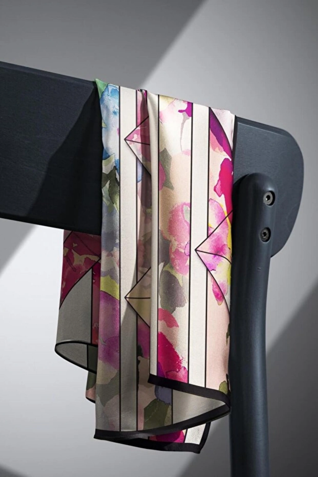 Vissona %100 Twill İpek Bahar Çiçekleri Desenli Mürdüm - Bebe Mavisi Renkli 90x90 Eşarp Kenar Dikiş Şekli El