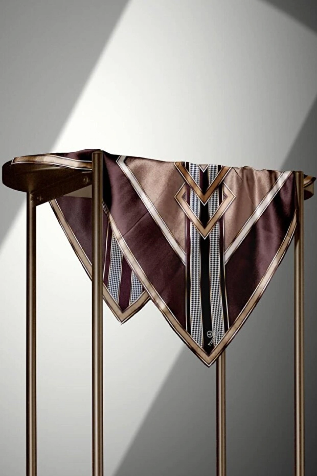 Vissona %100 Twill İpek Kareli Kazayaklı Desenli Kahverengi - Vizon Renkli 90x90 Eşarp Kenar Dikiş Şekli El