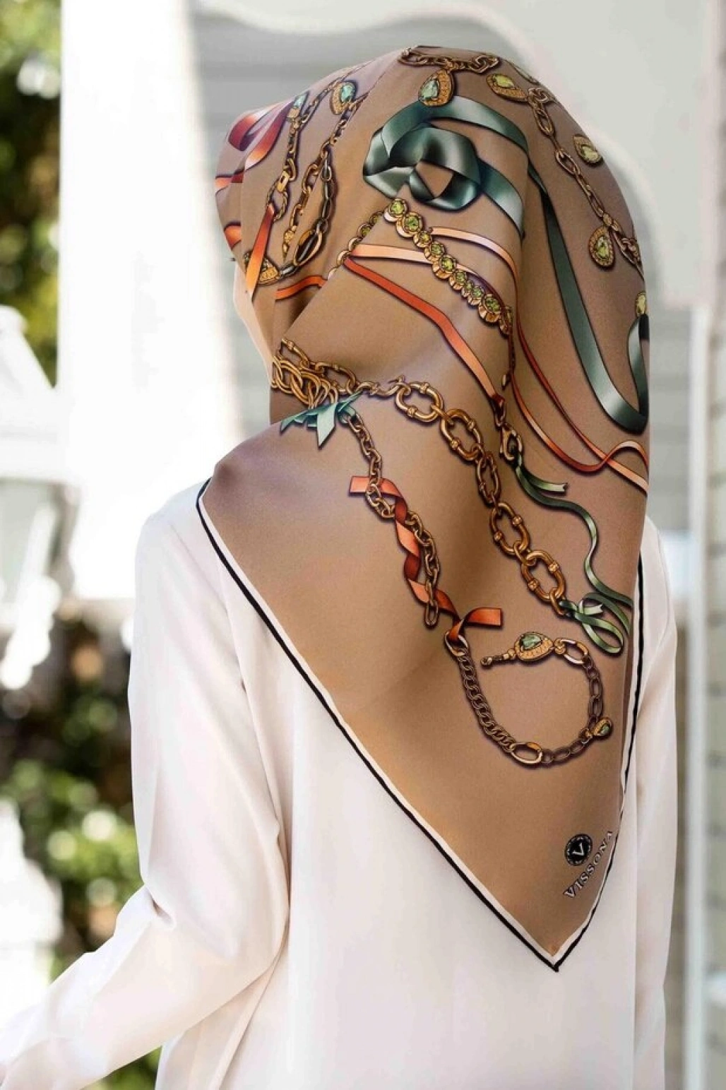 Vissona %100 Twill İpek Kurdele Ve Zincir Desenli Bej Renkli 90x90 Eşarp Dikim Şekli : El Dikişi