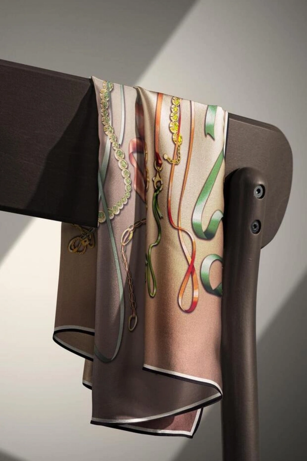 Vissona %100 Twill İpek Kurdele Ve Zincir Desenli Bej Renkli 90x90 Eşarp Dikim Şekli : El Dikişi