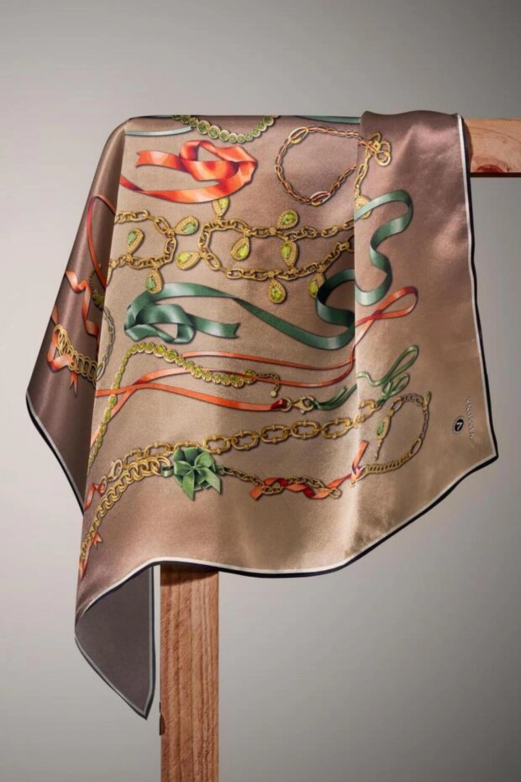 Vissona %100 Twill İpek Kurdele Ve Zincir Desenli Bej Renkli 90x90 Eşarp Dikim Şekli : El Dikişi