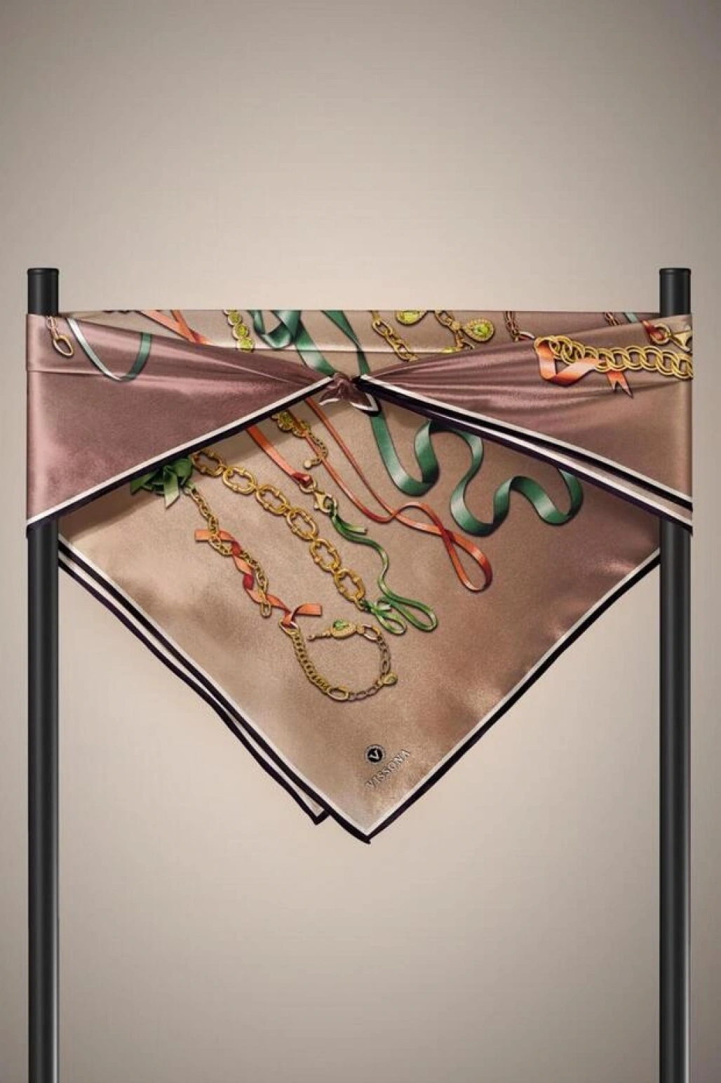 Vissona %100 Twill İpek Kurdele Ve Zincir Desenli Bej Renkli 90x90 Eşarp Dikim Şekli : El Dikişi