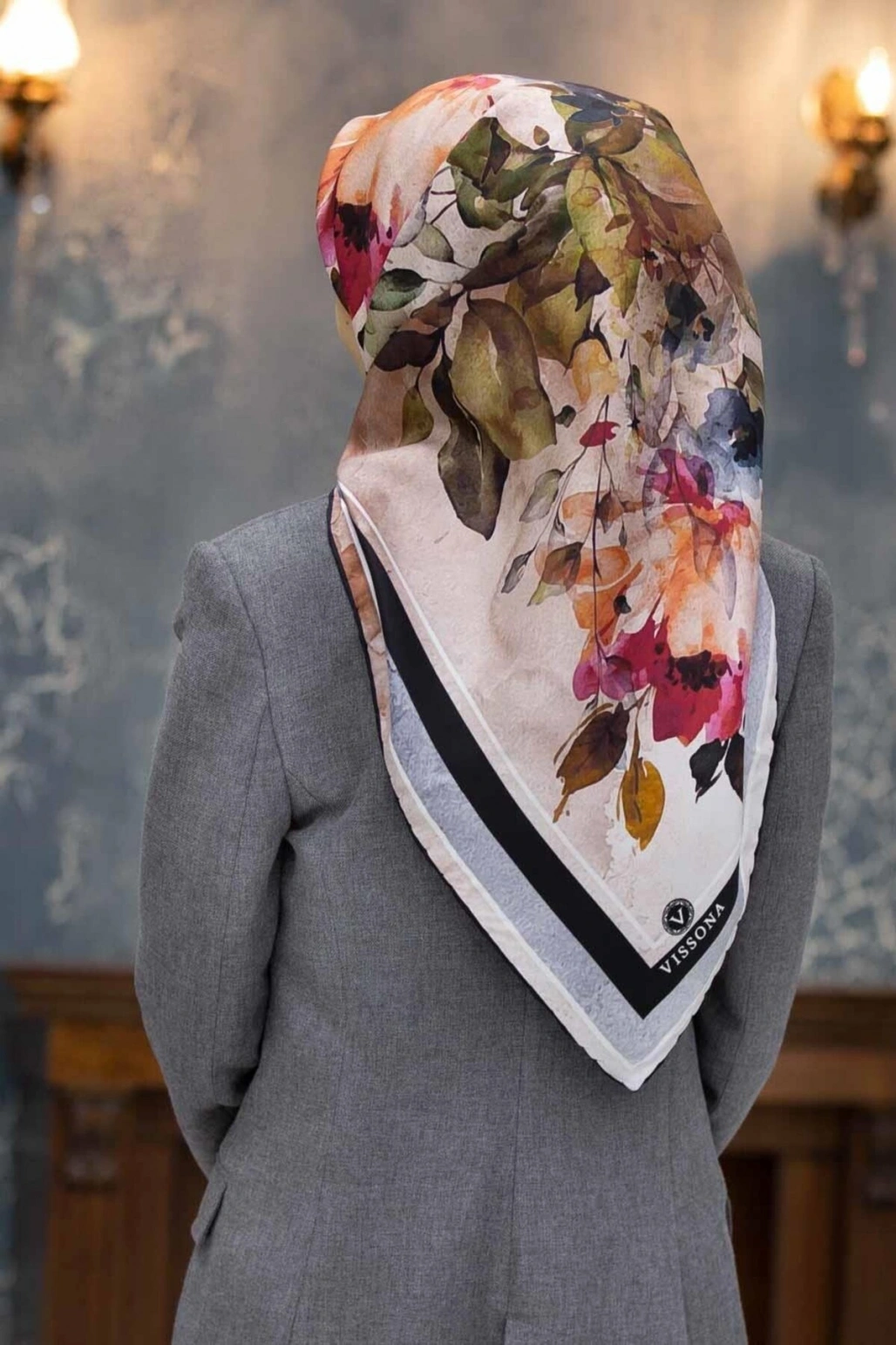 Vissona %100 Twill İpek Bahar Çiçekleri Desenli Siyah - Haki Renkli 90x90 Eşarp Dikim Şekli : El Dikişi