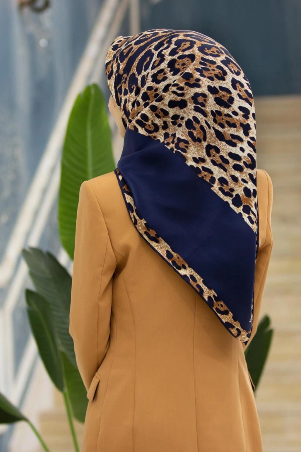 Vissona %100 Twill İpek Leopar Desenli Lacivert Renkli 90x90 Eşarp Dikim Şekli : El Dikişi