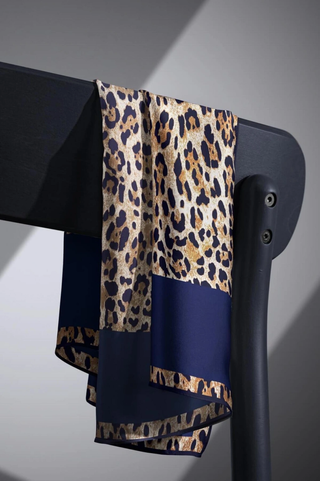 Vissona %100 Twill İpek Leopar Desenli Lacivert Renkli 90x90 Eşarp Dikim Şekli : El Dikişi