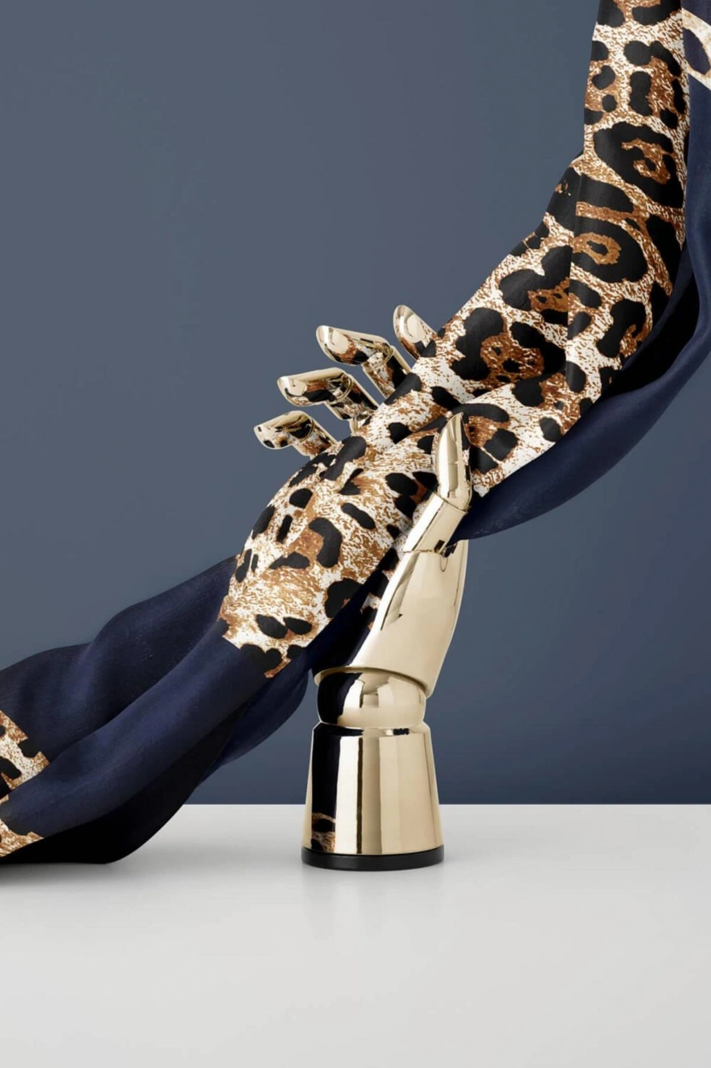 Vissona %100 Twill İpek Leopar Desenli Lacivert Renkli 90x90 Eşarp Dikim Şekli : El Dikişi