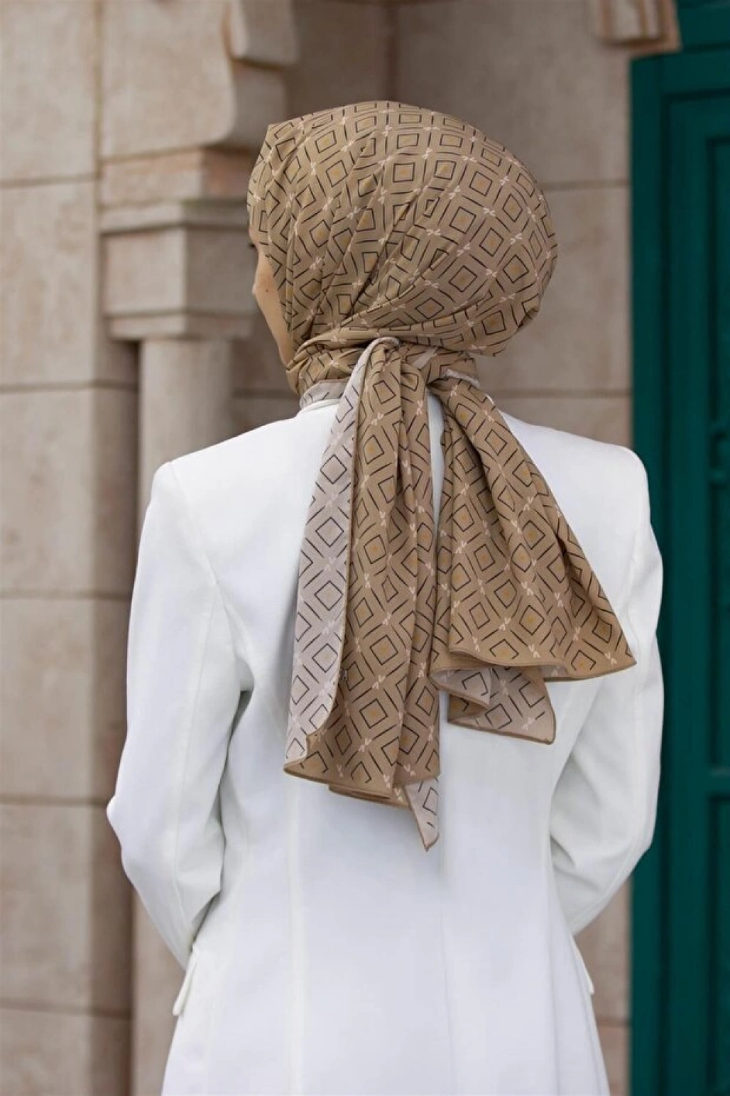 Vissona LÜKS MEDİNE İPEĞİ GEOMETRİK DESENLİ BEJ RENKLİ 75X195 KIRIŞMAZ ŞAL MOSS KREP DİKİŞ TİPİ İTALYAN DİKİ