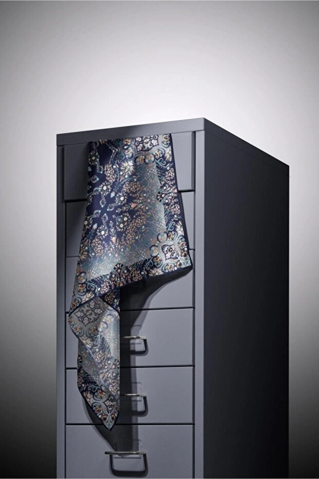 Vissona %100 Twill İpek Şal Desenli Lacivert - İndigo Renkli 90x90 Eşarp Dikim Şekli : El Dikişi