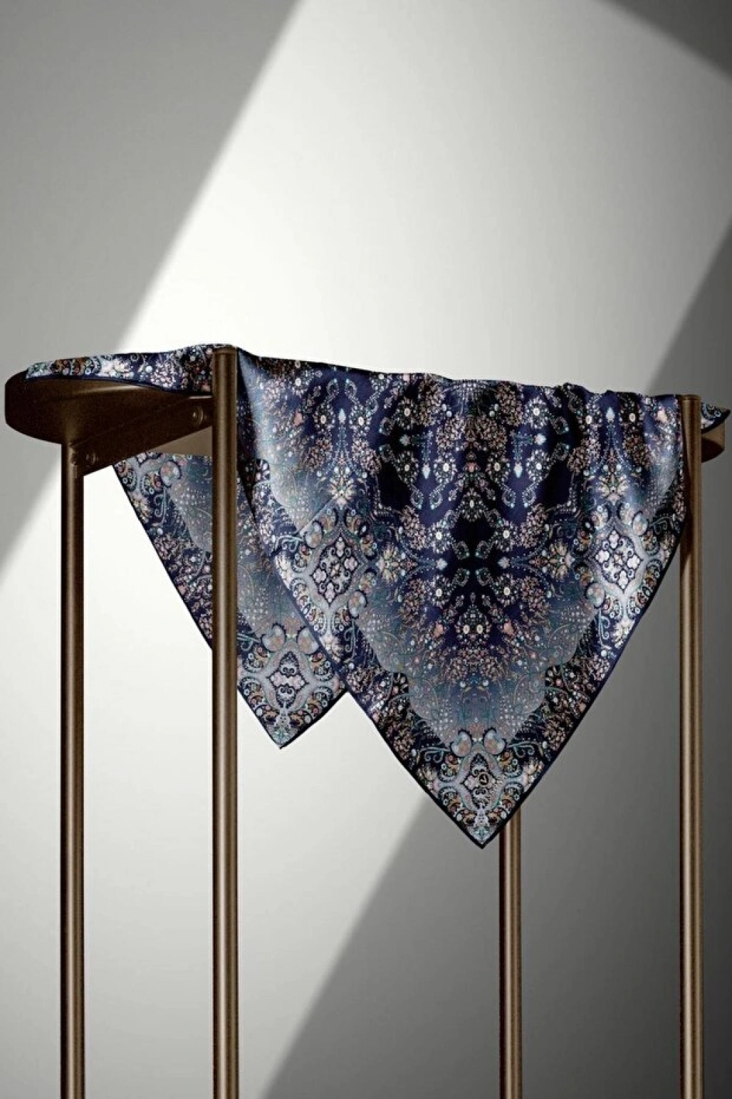 Vissona %100 Twill İpek Şal Desenli Lacivert - İndigo Renkli 90x90 Eşarp Dikim Şekli : El Dikişi