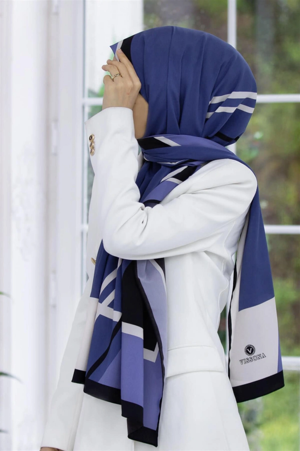 Vissona LÜKS MEDİNE İPEĞİ GEOMETRIK DESENLİ İNDİGO RENKLİ 75X195 KIRIŞMAZ ŞAL MOSS KREP DİKİŞ TİPİ İTALYAN