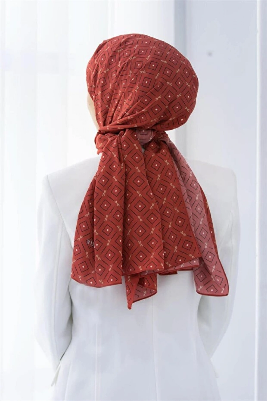 Vissona LÜKS MEDİNE İPEĞİ GEOMETRİK DESENLİ BORDO RENKLİ 75X195 KIRIŞMAZ ŞAL MOSS KREP DİKİŞ TİPİ İTALYAN