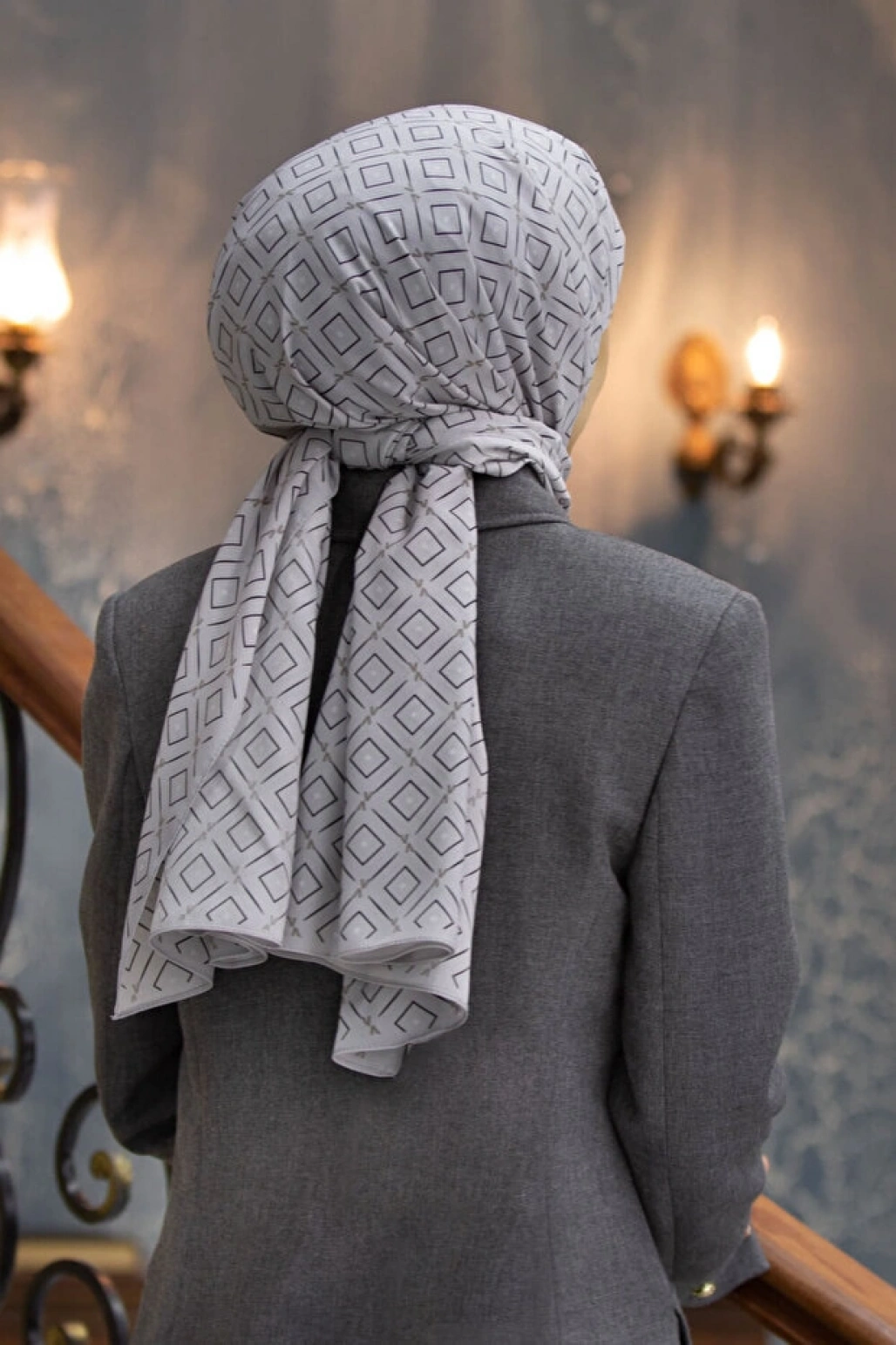 Vissona LÜKS MEDİNE İPEĞİ GEOMETRİK DESENLİ GÜMÜŞ RENKLİ 75X195 KIRIŞMAZ ŞAL MOSS KREP DİKİŞ TİPİ İTALYAN