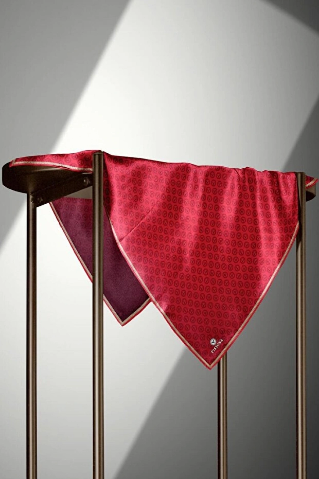 Vissona %100 Twill İpek Monogram Desenli Kırmızı Renkli 90x90 Eşarp Dikim Şekli : El Dikişi