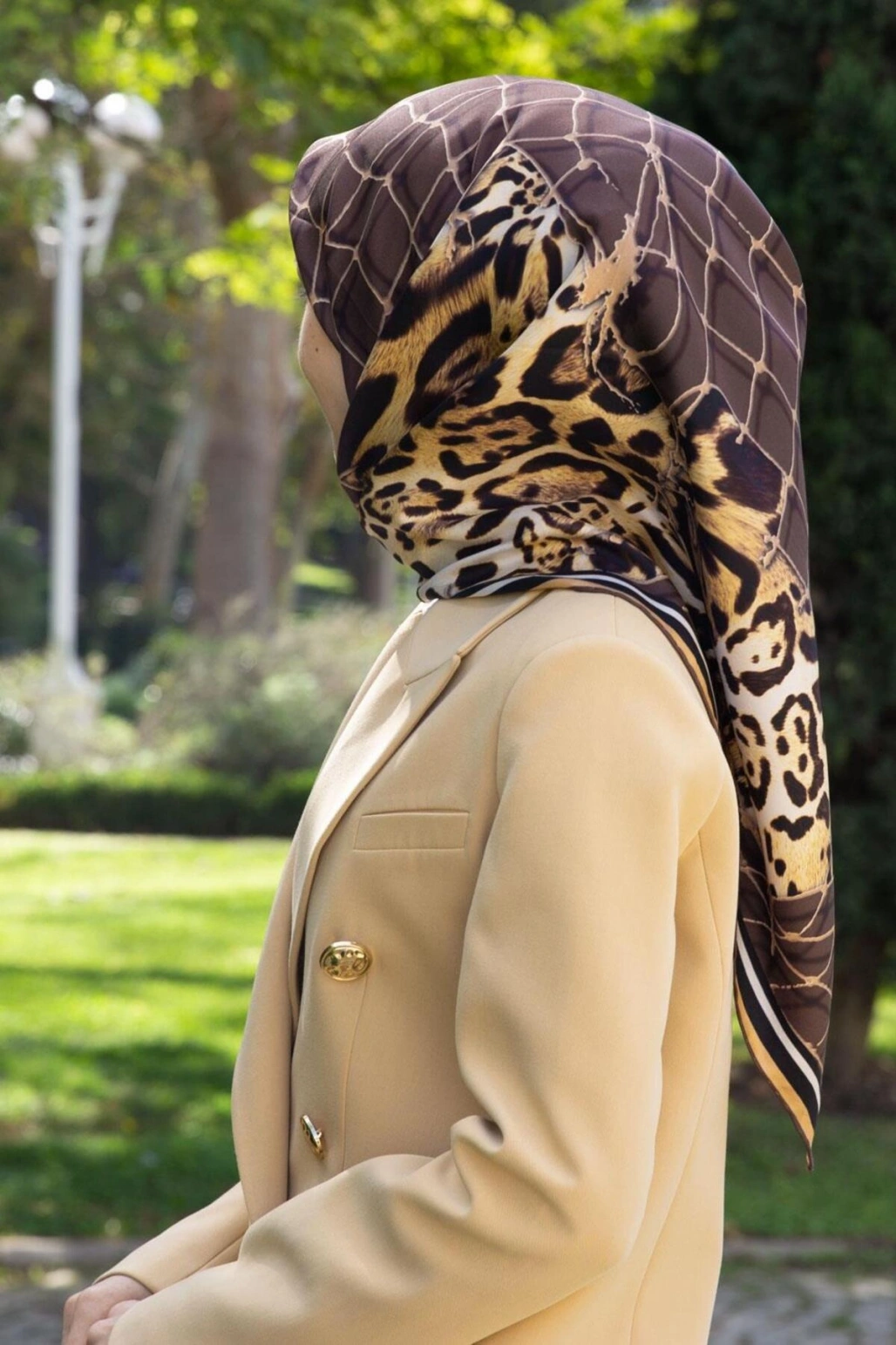 Vissona %100 Twill İpek Leopar Desenli Sütlükahverengi Renkli 90x90 Eşarp Dikim Şekli : El Dikişi