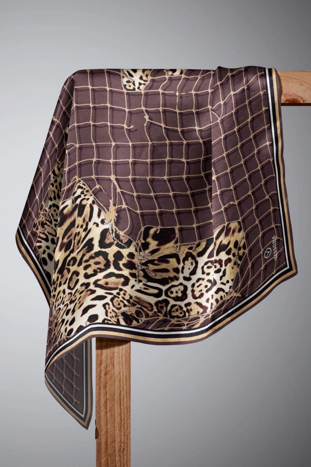 Vissona %100 Twill İpek Leopar Desenli Sütlükahverengi Renkli 90x90 Eşarp Dikim Şekli : El Dikişi