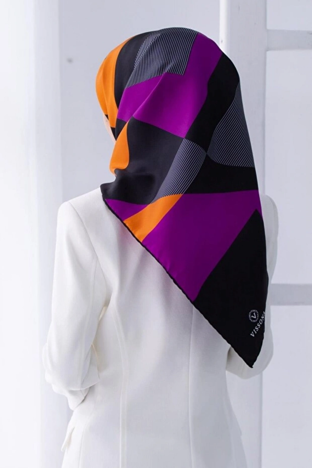 Vissona %100 Twill İpek Geometrik Çizgi Desenli Fuşya - Turuncu Renkli 90x90 Eşarp Kenar Dikiş Şekli El Diki