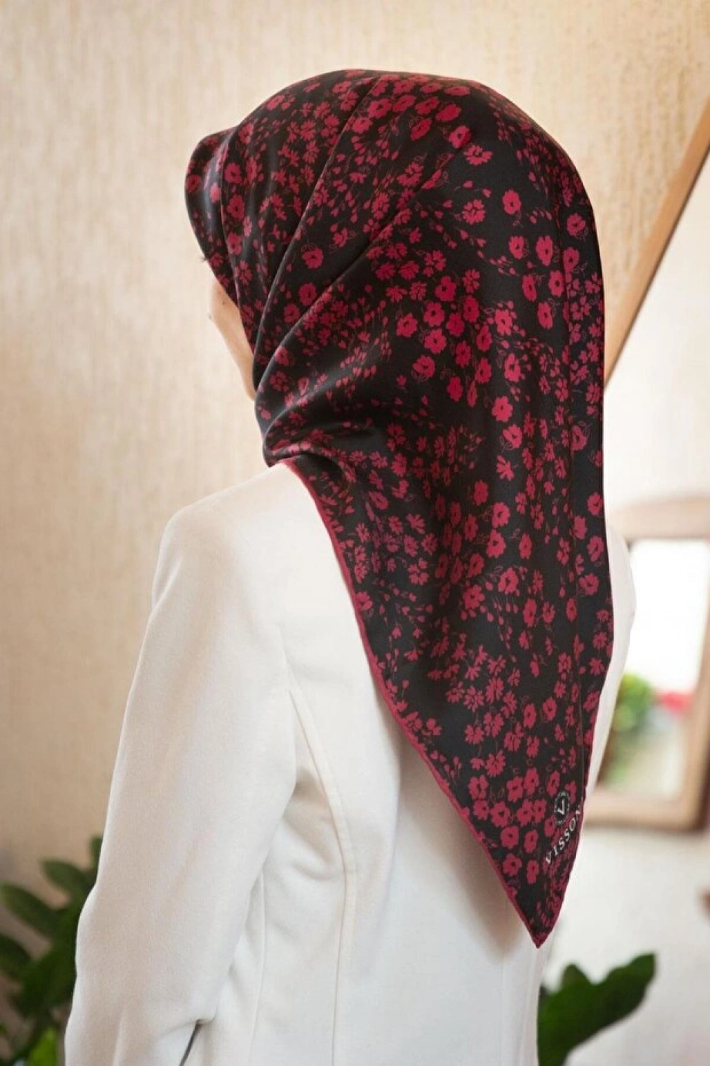 Vissona %100 Twill İpek Çıtır Çiçek Desenli Siyah - Bordo Renkli 90x90 Eşarp Dikim Şekli : El Dikişi