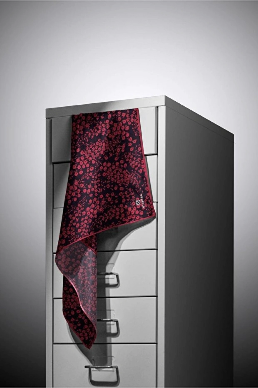 Vissona %100 Twill İpek Çıtır Çiçek Desenli Siyah - Bordo Renkli 90x90 Eşarp Dikim Şekli : El Dikişi